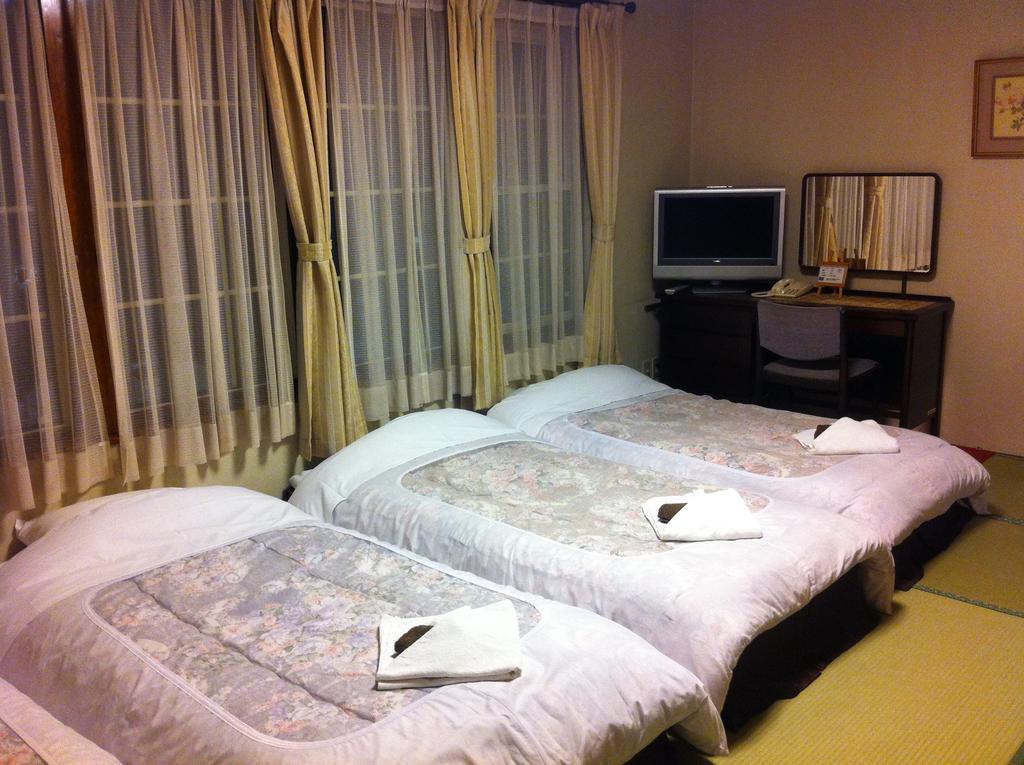 Alpine Wind Bed & Breakfast Hakuba Exterior foto